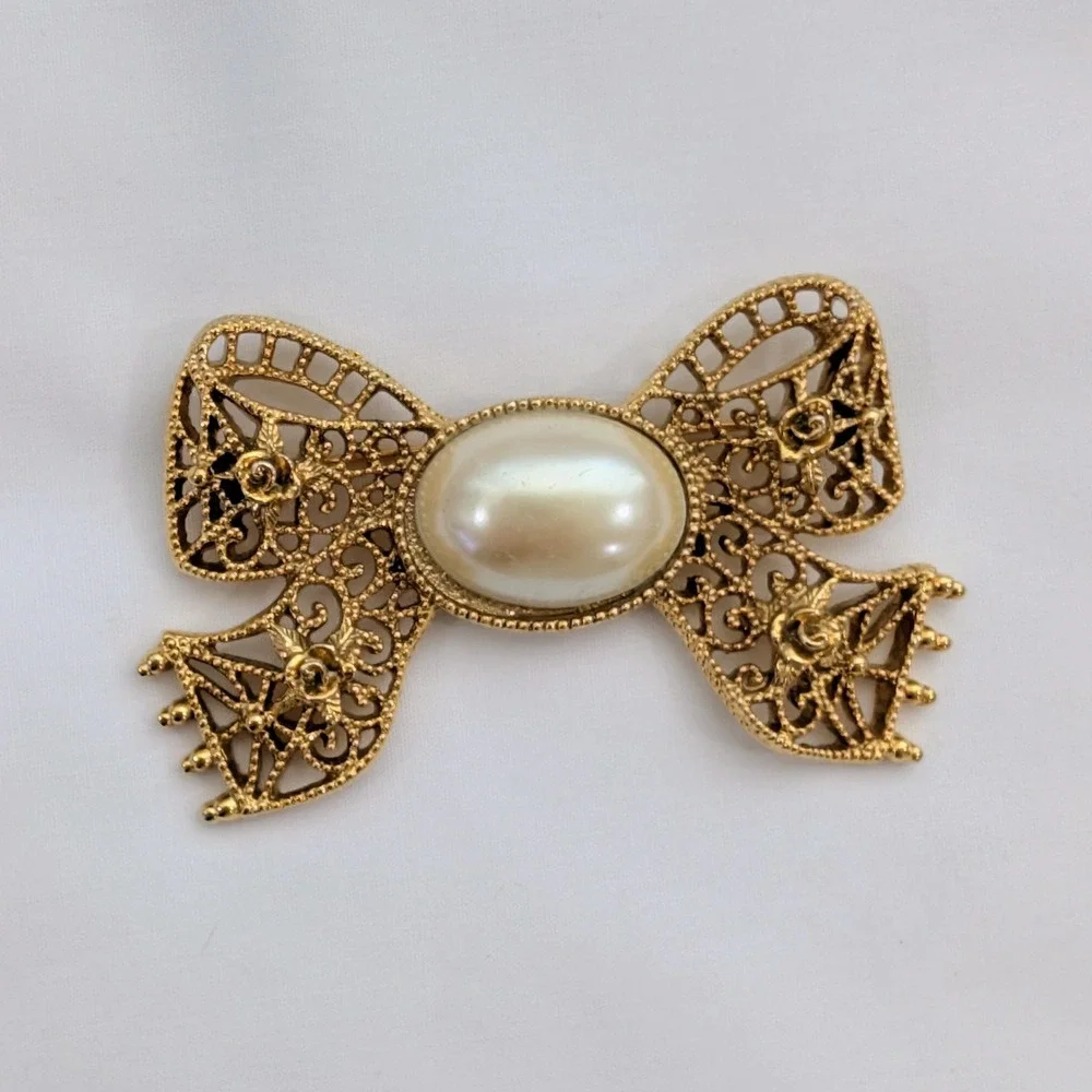 Vintage 1928 Brand Faux Pearl Gold Filigree Bow And Roses 1.75" x 3" Brooch Pin - Picture 2 of 6